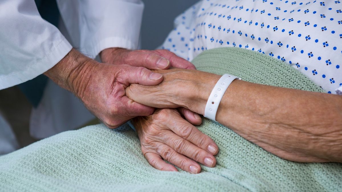 Zdravotnická instituce v USA omylem poslala pacientům zprávu o jejich vlastním úmrtí